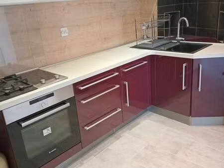 location appartement de 55m2 grande terrasse 50m2 cour fermée de 140m2 thizy les bourg