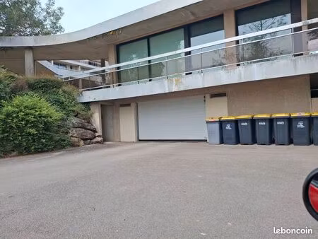 box (ou parking fermé)