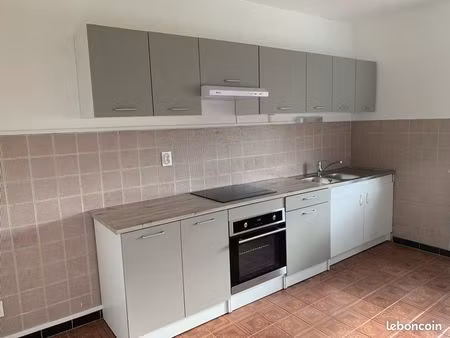 location logement t3 à balcon 2 garages