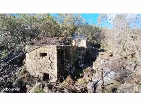 ancien moulin en pierre en bord de rivière – ardèche