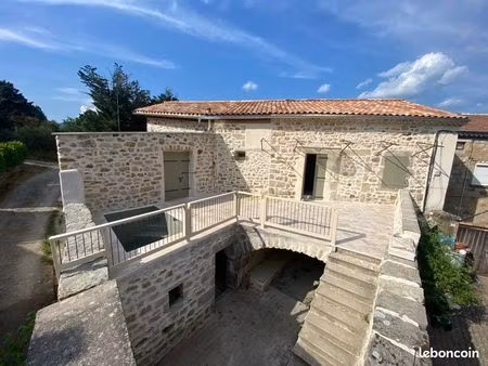 maison de hameau avec terrasse et piscine