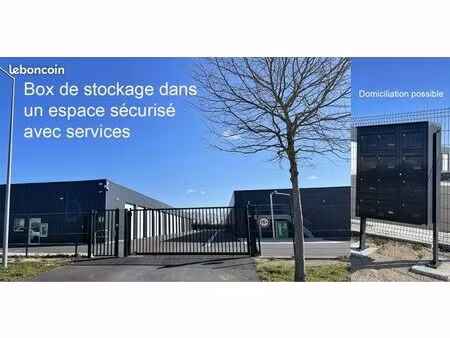 box situé dans allée centrale en face de l’entrée du parc