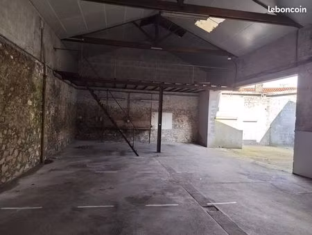 place de parking privée — centre bressuire (proche gare)