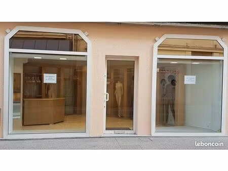 local commercial 30 m2 avec parking privé