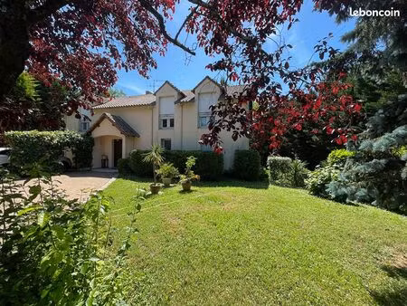 maison 6 pièces 216 m²