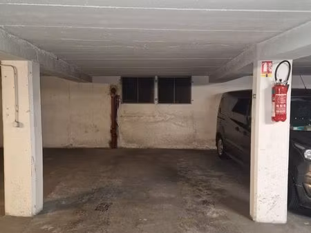 place de parking dans immeuble sécurisé