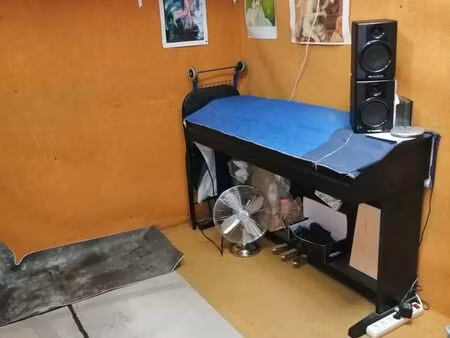 local insonorisé de répétition musique avec batterie