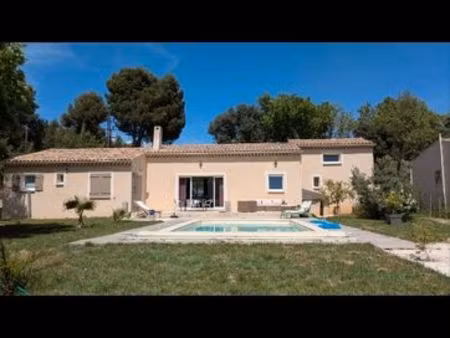 belle villa de 2011 avec piscine  garage et terrain arboré
