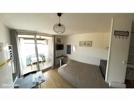studio avec balcon fermé (véranda)