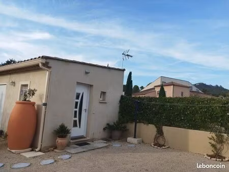 studio meublé rénové de 27 m2 avec terrasse