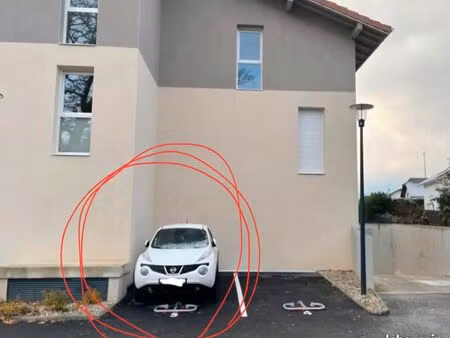 location place de parking extérieur semi protégée à la frontière suisse  sécurisée à clé