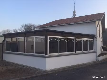 spacieuse maison avec véranda chauffée et cadre verdoyant