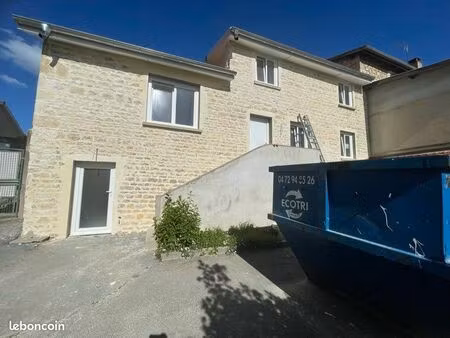 maison en pierre dorée entièrement rénovée