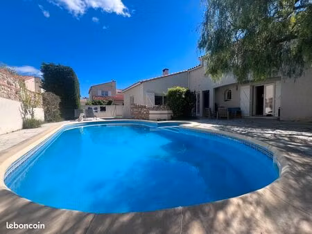 villa de 200m2 avec piscine dans quartier résidentiel