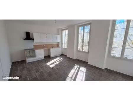 appartement t3 - 2ème étage - entièrement rénové - centre carpentras