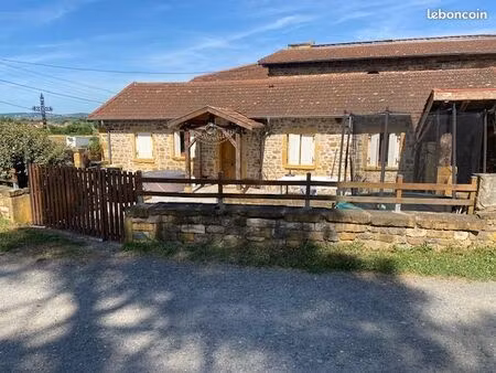 maison en pierres dorées