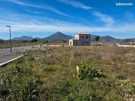 terrain 640 m² la crau