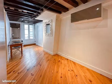 studio 27m2 marais / place des vosges