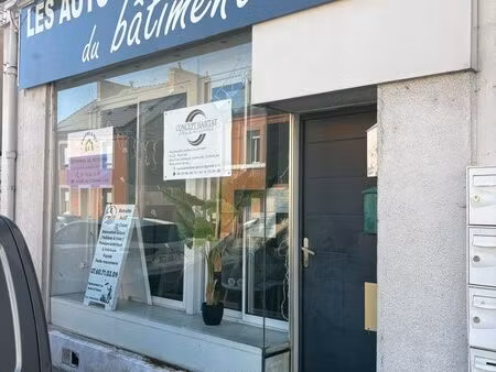 propose vitrine et bureau partagé