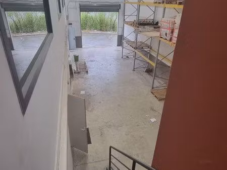bureaux et dépôt zone plaisance