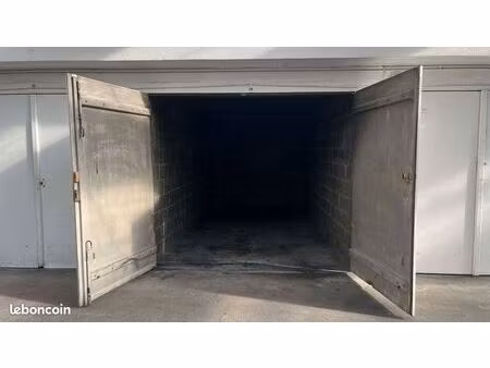 box fermée dans parking sécurisé en face rer b