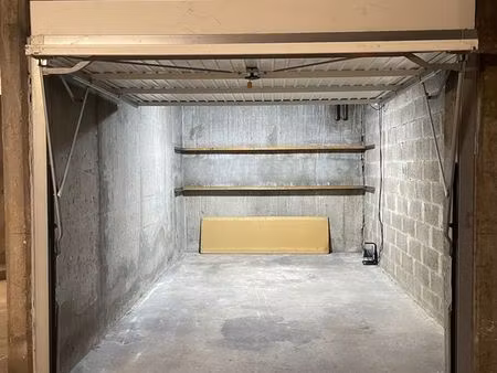 rare grand box fermé très facile d’accès proche de l’hypercentre
