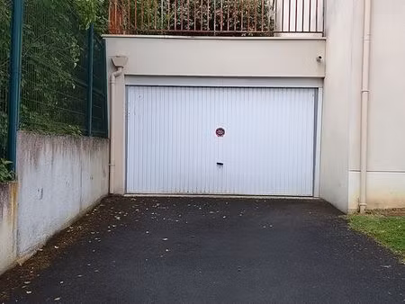 box 22m² + parking avec électricité