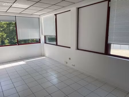 bureau climatisé - vue foret - cuisine - douche