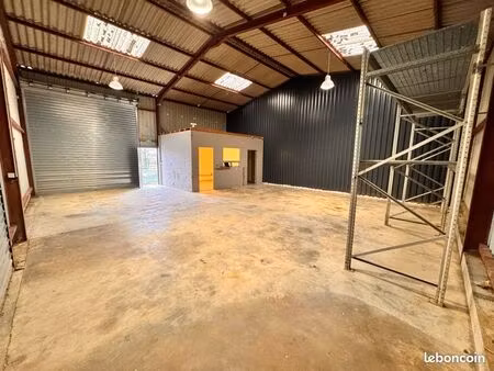 local entrepôt / hangar