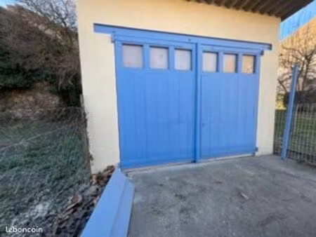 garage fermé dans le village