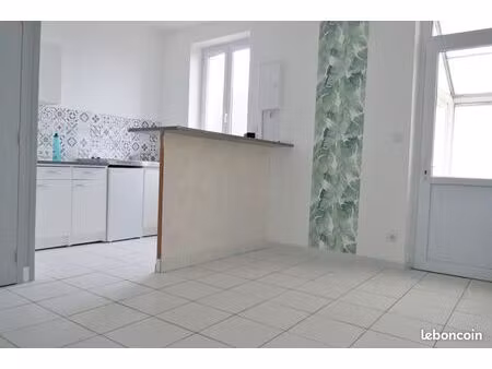 montville. libre rapidement. maison de ville 65 m2 + stationnement privé + cave aucun jard