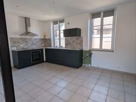 location maison de ville - 98m2 - villeneuve saint germain