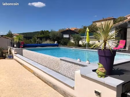 villa recente avec piscine à débordement