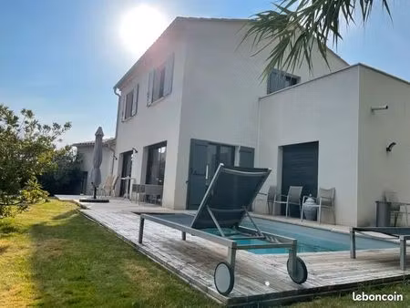 maison contemporaine sur les hauteurs en provence
