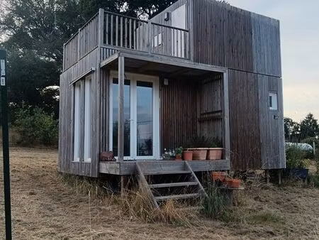 terrain constructible (2172m²) et petite maison en bois (28m²)