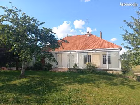 maison entièrement rénovée avec véranda et terrain ombragé