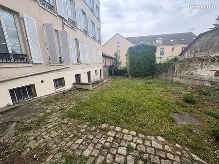 immeuble 32 pièces 741 m²