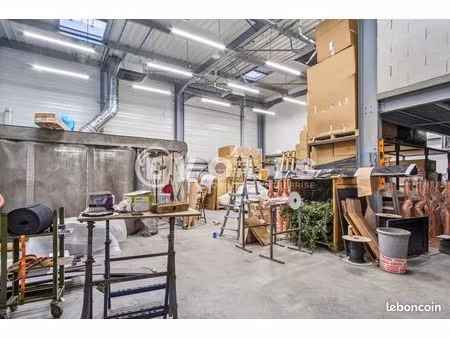 bureau 851 m²