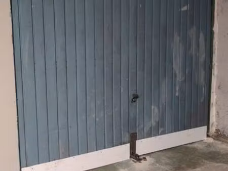 location d'un box fermé de 13 m² au centre ville des lilas