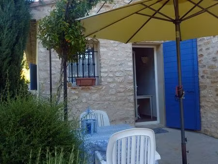 studio meuble avec petite terrasse + parking (1 véhicule)