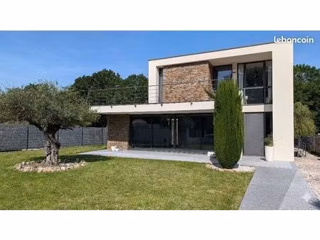 maison d'architecte lumineuse avec piscine