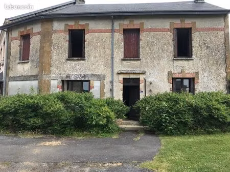 maison+ dépendances et cour