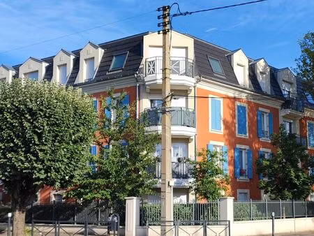 f3 de 58m2 montfermeil / 2 places de parking / 2 chambres / balcon