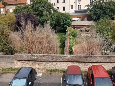place parking extérieur