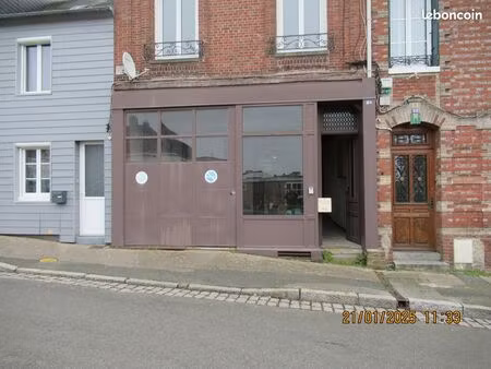 a louer à neufchatel-en-bray proche centre ville local de 255 m² a usage de stockage  d'at