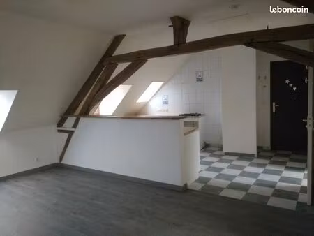 très beau f3 refait récemment