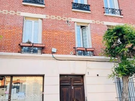 grand studio avec potentiel  lumineux calme  zone pavillonnaire proximité du métro et de p