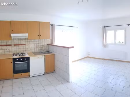 appartement 40 m² - très bon état - avec cave et place de stationnement