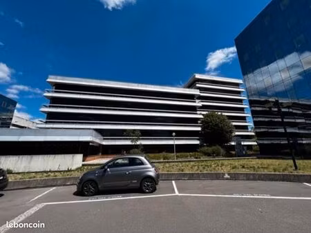 bureau 70 m²