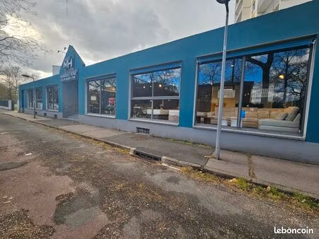 à céder  local commercial idéalement situé  bénéficiant d'une bonne visibilité et d'un emp